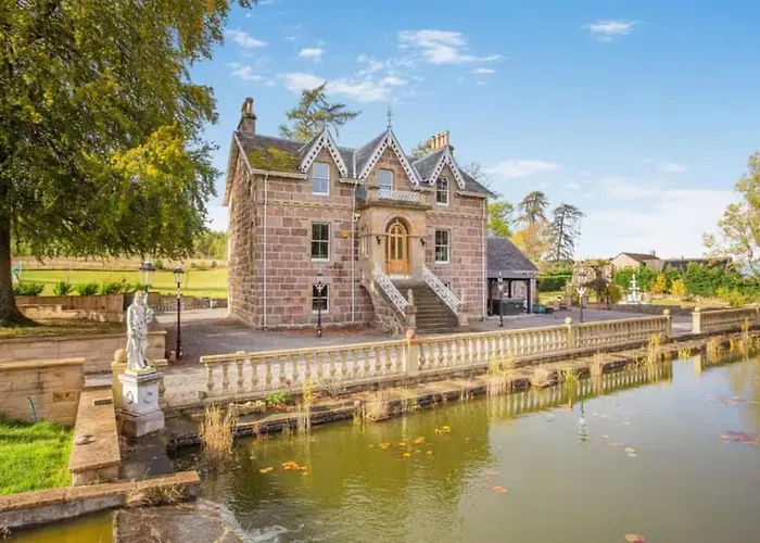 The Doune, Luxury Traditional Country House With Hot Tub
