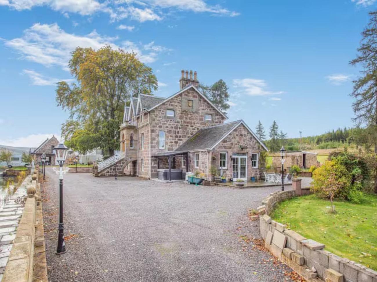 The Doune, Luxury Traditional With Hot Tub Villa Inverness