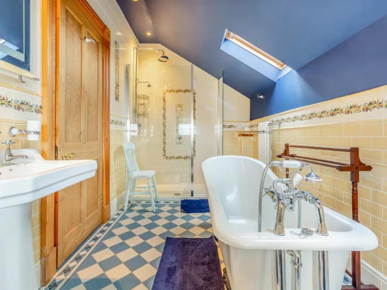 The Doune, Luxury Traditional With Hot Tub Villa