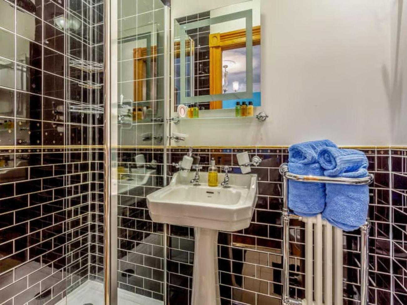 The Doune, Luxury Traditional With Hot Tub Villa