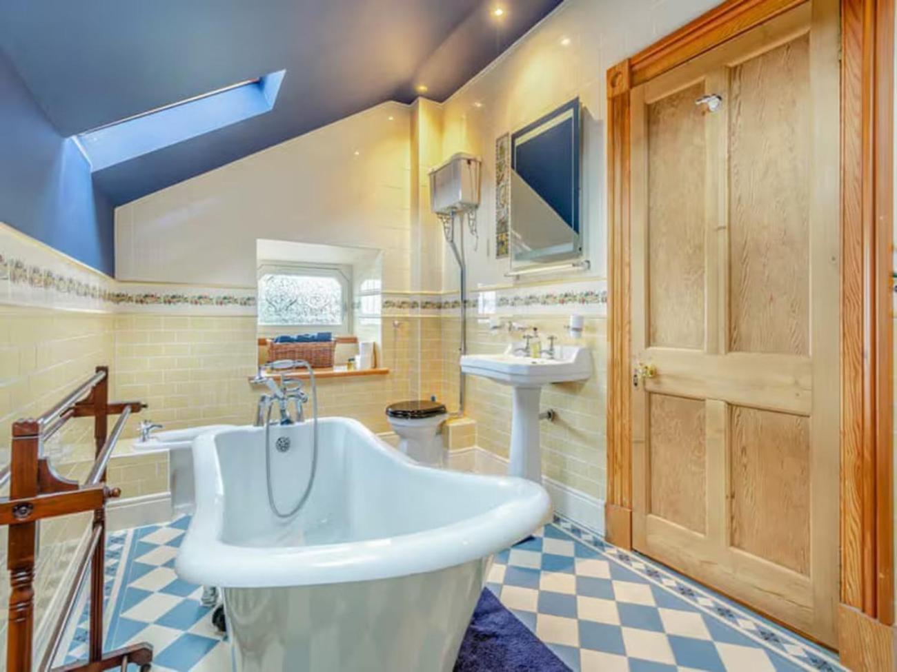 The Doune, Luxury Traditional With Hot Tub * Inverness
